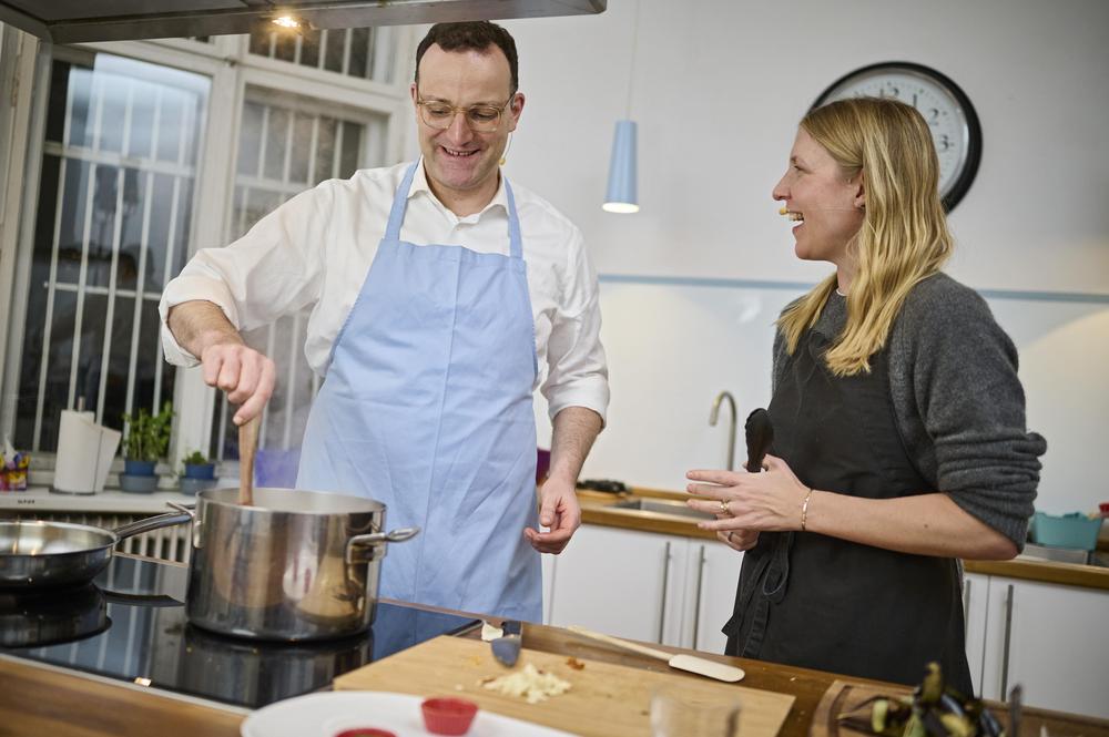 Kochen mit Jens Spahn Jens Spahn schält Auberginen für Pasta alla