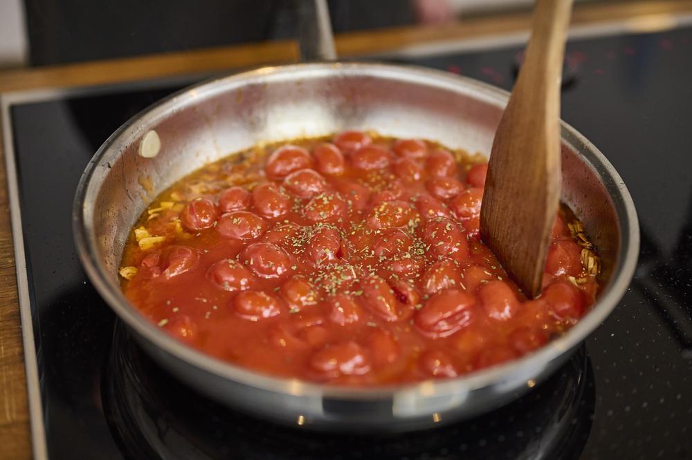Kochen mit Jens Spahn Jens Spahn schält Auberginen für Pasta alla