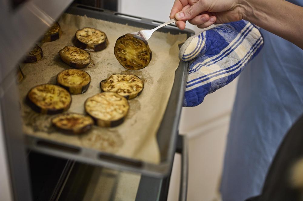 Kochen mit Jens Spahn Jens Spahn schält Auberginen für Pasta alla