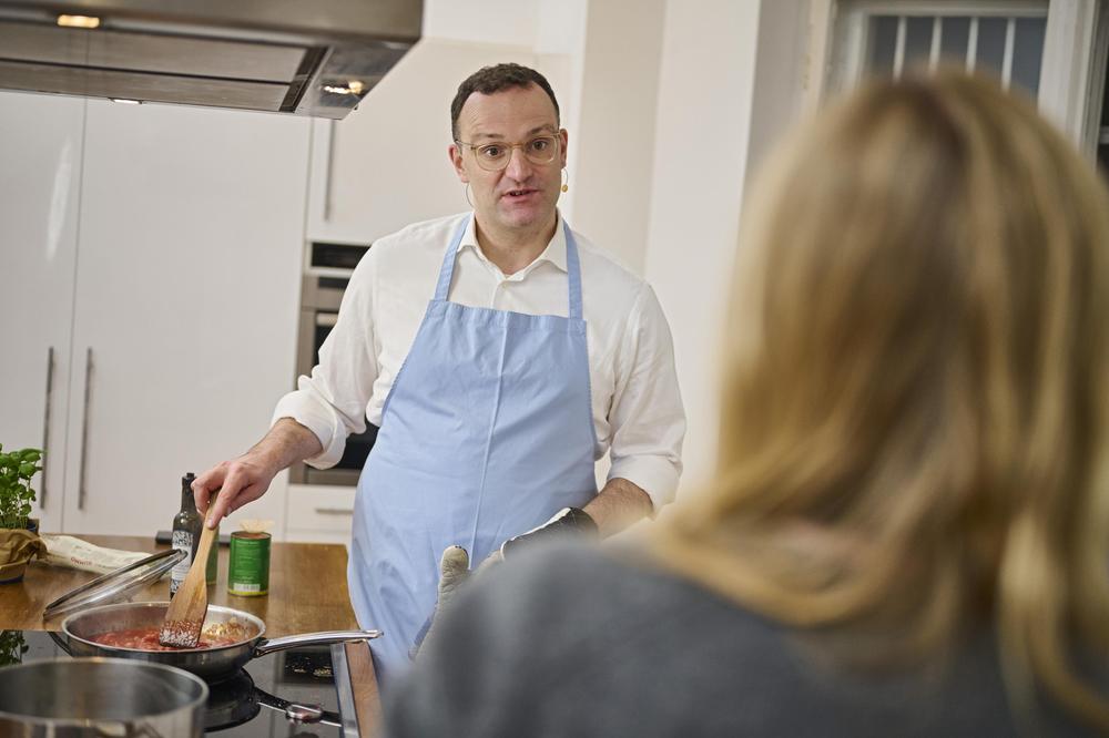 Kochen mit Jens Spahn Jens Spahn schält Auberginen für Pasta alla