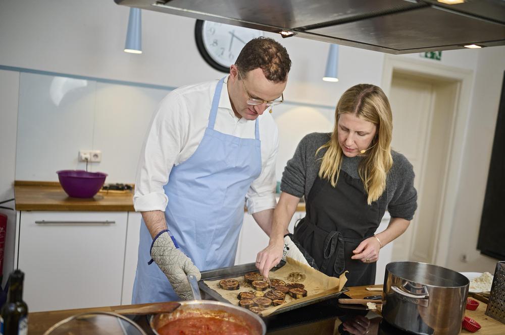 Kochen mit Jens Spahn Jens Spahn schält Auberginen für Pasta alla