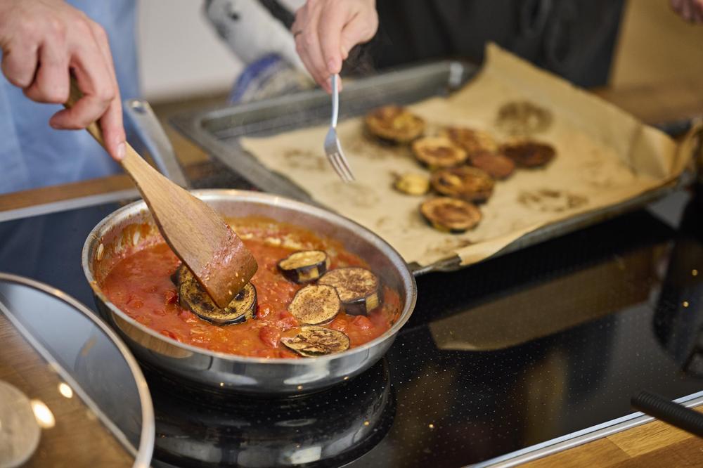 Kochen mit Jens Spahn Jens Spahn schält Auberginen für Pasta alla