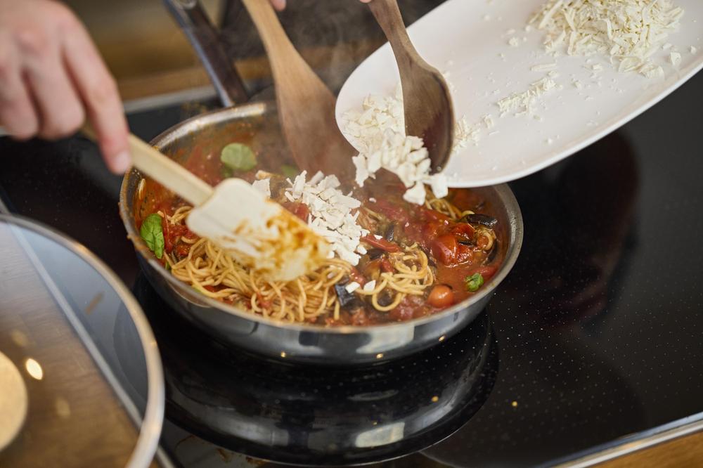 Kochen mit Jens Spahn Jens Spahn schält Auberginen für Pasta alla