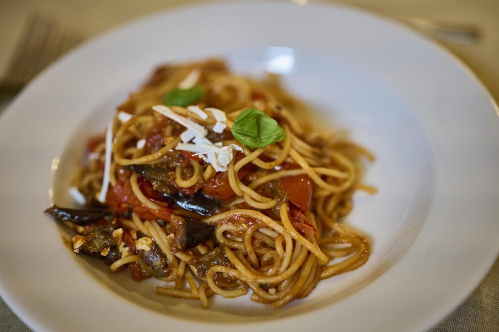 Kochen mit Jens Spahn Jens Spahn schält Auberginen für Pasta alla
