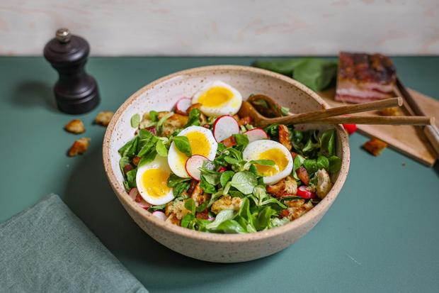 Feldsalat mit Radieschen, Eiern und Pancetta: Ein Salat, der satt macht ...