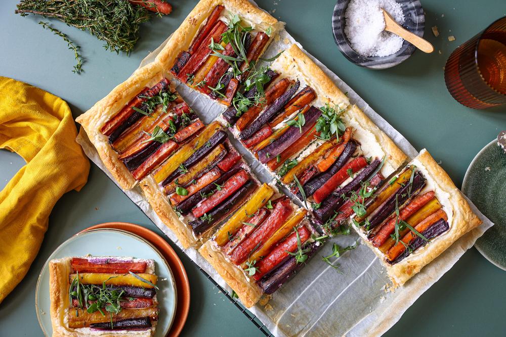 Meal-Prep-Wochenplan: Ballaststoffe, also unverdauliche Nahrungsbestandteile, finden sich fast ausschließlich in pflanzlichen Lebensmitteln, etwa in den Karotten dieser Tarte.