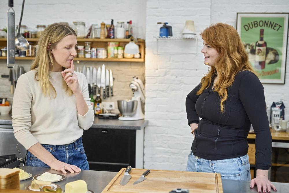 Kochen mit Sophie Passmann Sophie Passmann bereitet das ultimative GrilledCheeseSandwich zu