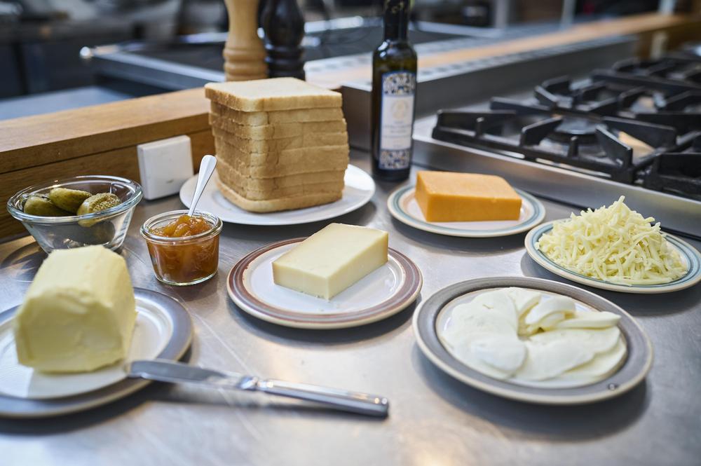 Kochen mit Sophie Passmann Sophie Passmann bereitet das ultimative GrilledCheeseSandwich zu