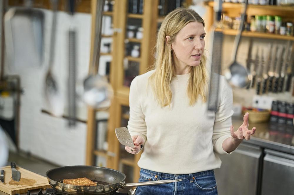 Kochen mit Sophie Passmann Sophie Passmann bereitet das ultimative GrilledCheeseSandwich zu