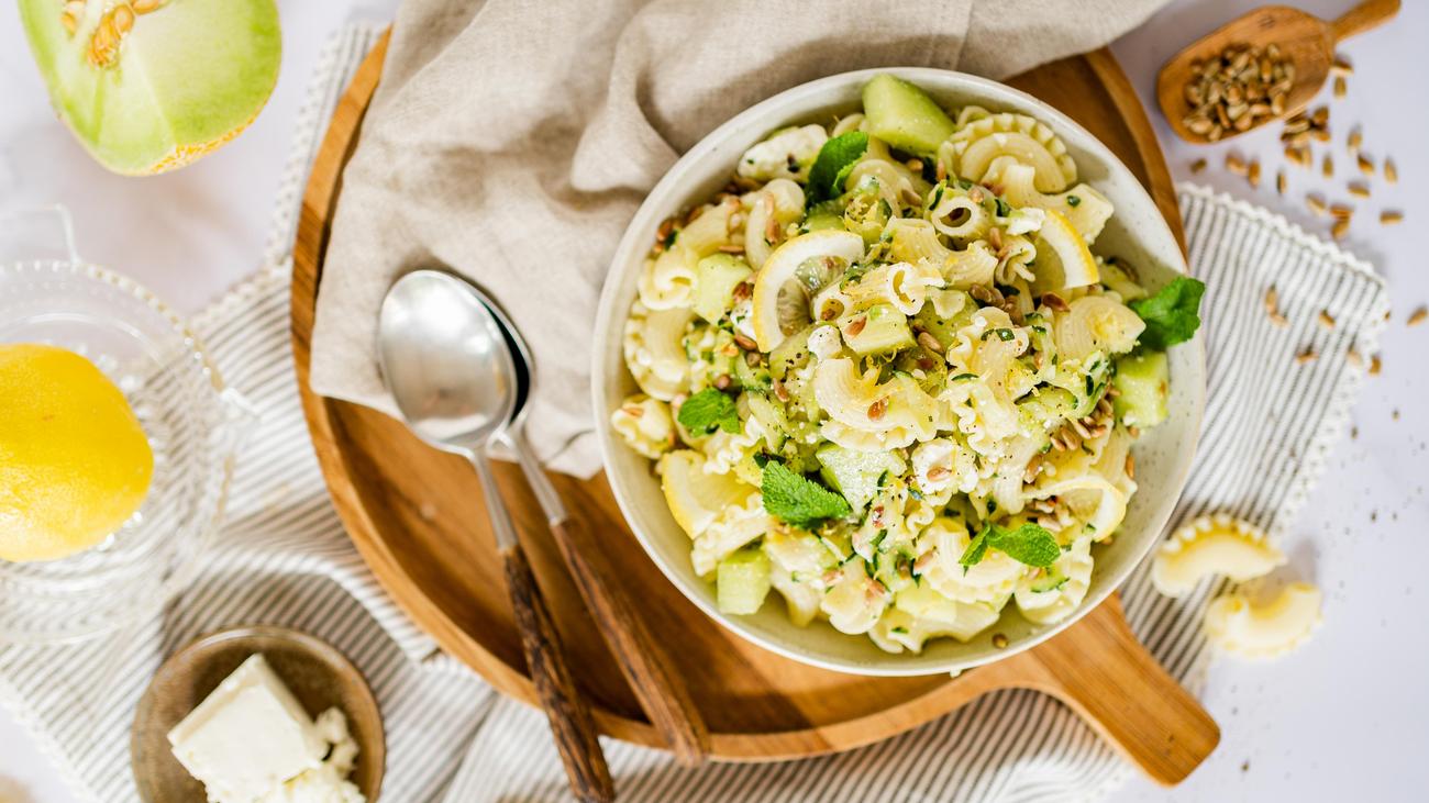 Salade de pâtes au melon miel et vinaigrette citron-menthe : une salade pour toutes les mains