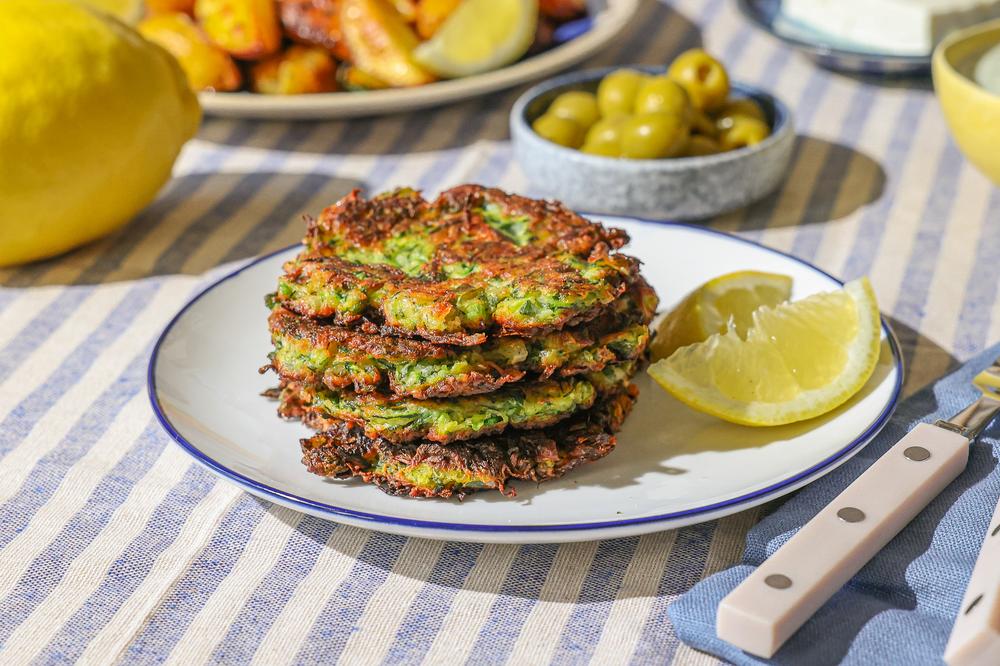 Stilvolle Zucchini Puffer Griechisch Fotos