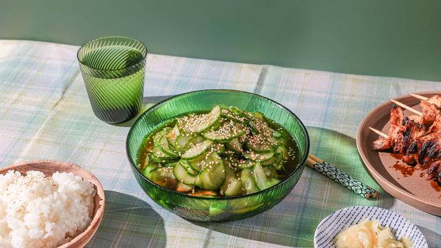 Japanischer Gurkensalat: Sesamregen auf leuchtendem Grün