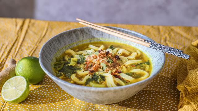 Kurkuma-Ingwer-Brühe mit Udon-Nudeln: Tanz mir deine Nudeln!