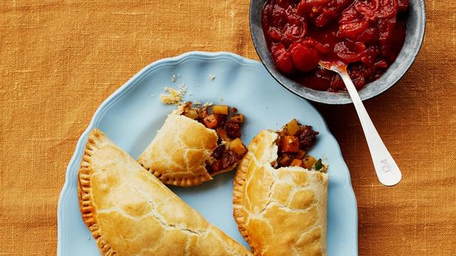 Wintergemüse-Empanada: Wer liegt hier wem auf der Tasche?