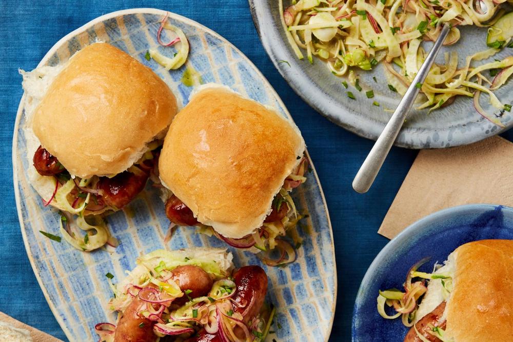 Wurstburger mit Apfel-Fenchel-Slaw: Georgina Haydens Wurstburger mit Apfel-Fenchel-Slaw