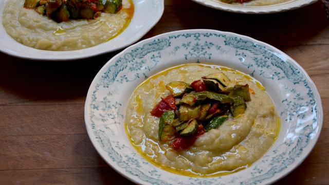 Favata aus dicken Bohnen, Zucchini und Tomaten: Getrocknete Bohnen sind nicht nur zum Spielen da