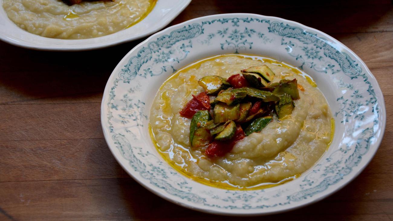 Favata aus dicken Bohnen, Zucchini und Tomaten: Getrocknete Bohnen sind ...