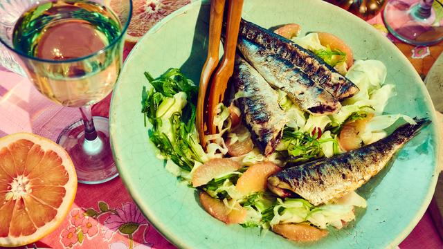 Fenchelsalat mit Sardinen: Fische, die auf Fenchel liegen