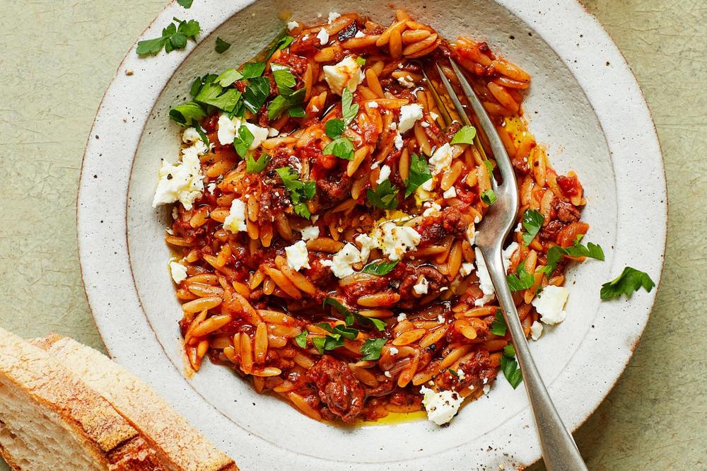 Griechisches Nudelrisotto mit Lamm: Diese Pasta will lieber Risotto ...