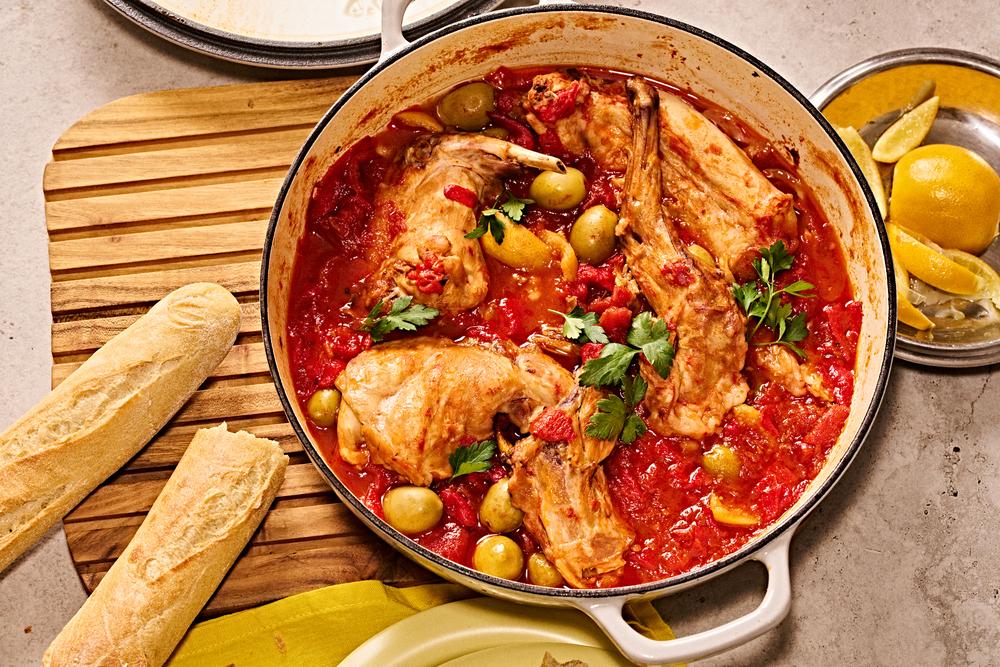 Kaninchen mit Oliven, Tomaten, Zitrone