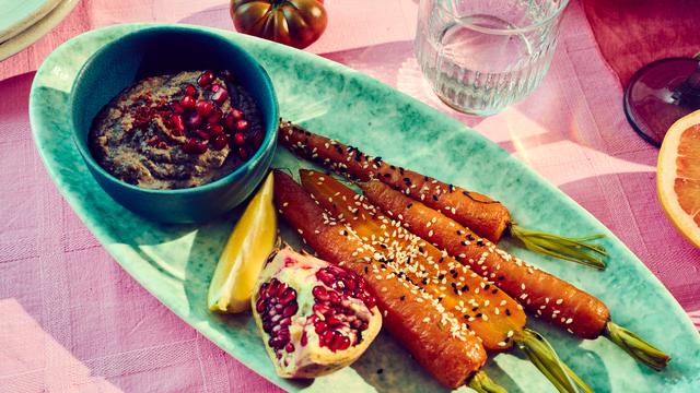 Karotten mit Hummus aus schwarzen Bohnen: Kuck, kuck, Karotten!