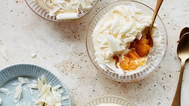 Mousse mit Pfirsichkompott: Ein Traum in Weiß