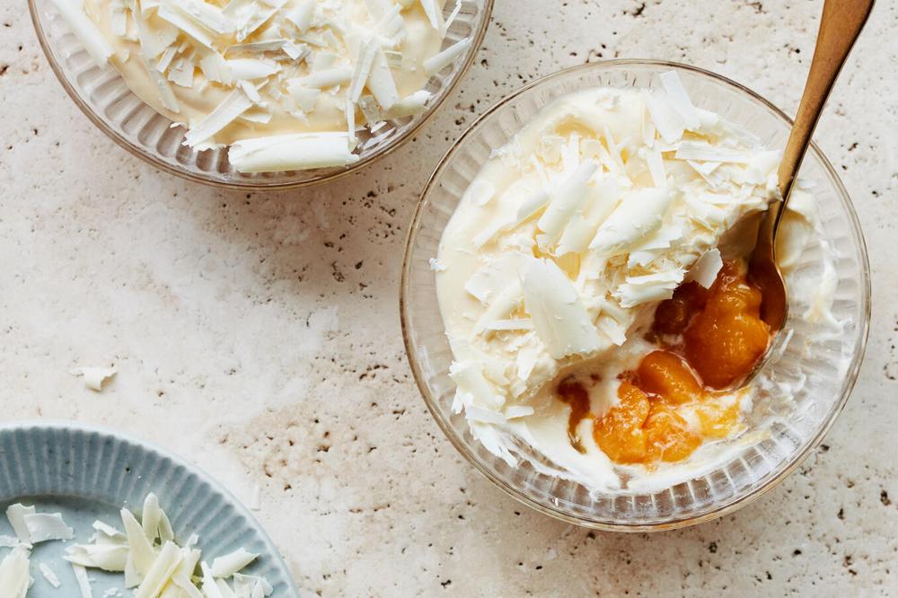 Mousse mit Pfirsichkompott: Ein Traum in Weiß | ZEITmagazin