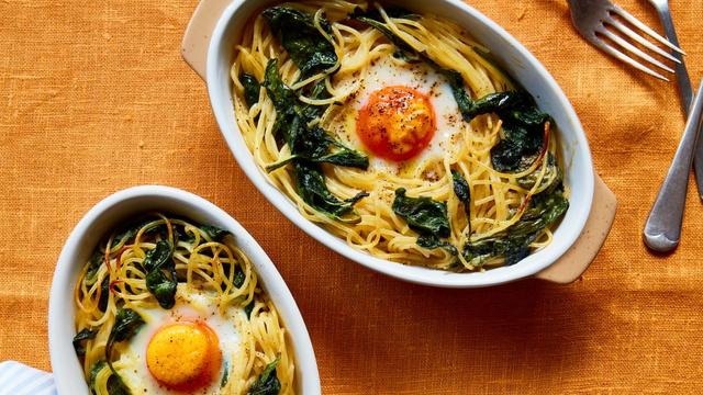 Pasta mit Spinat und Ei: Spiegelei im Nudelnest