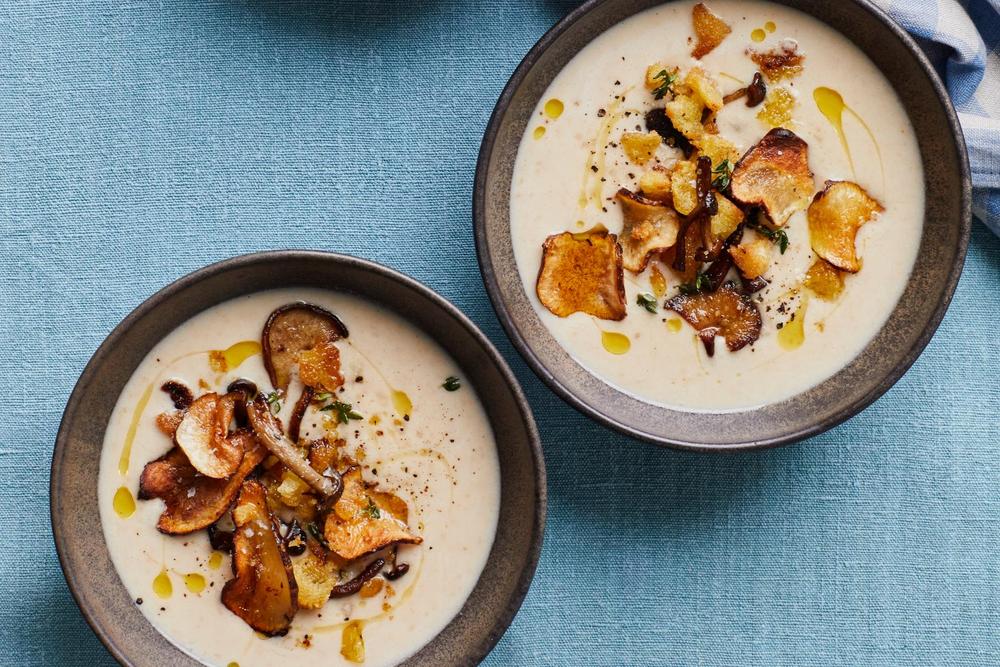 Bratknoblauch-Mandel-Suppe mit Pilz-Migas: Ein Traum in weiß: Bratknoblauch-Mandelsuppe mit Topinambur- und Pilz-Migas