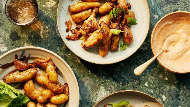 Hähnchenflügel mit Babykartoffeln: Chickenwings für Couchpotatoes