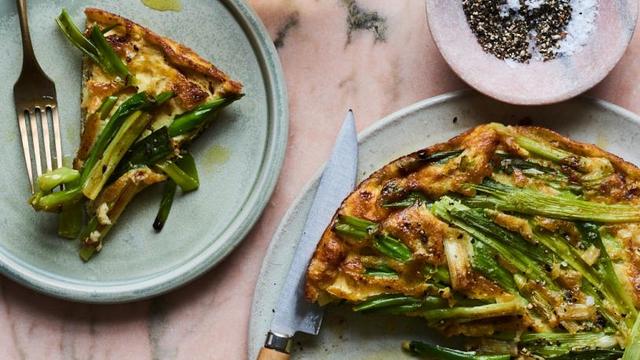 Frühlingszwiebel-Frittata: Öfter mal halbe Sachen machen!