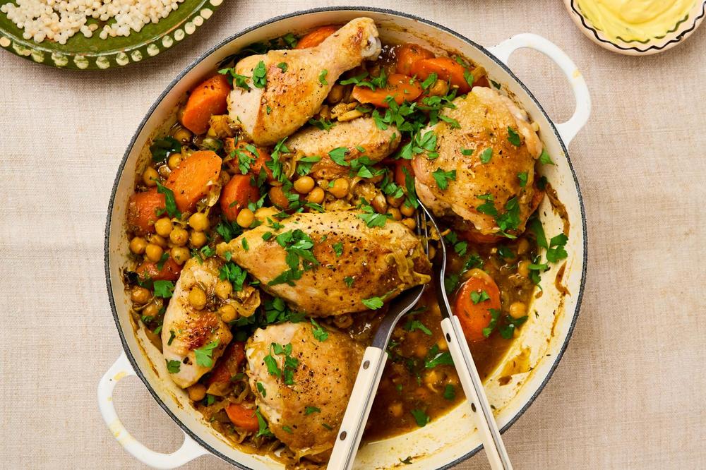 Geschmortes Huhn mit Kichererbsen: Hühnerteile zum Teilen | ZEITmagazin