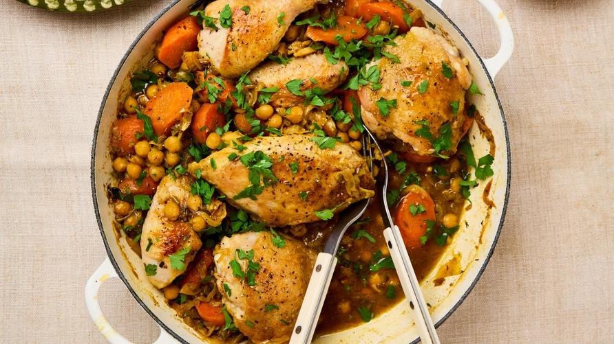 Geschmortes Huhn mit Kichererbsen: Thomasina Miers’ Kardamom-Hähnchen mit Zwiebeln, Kichererbsen und Safranjoghurt