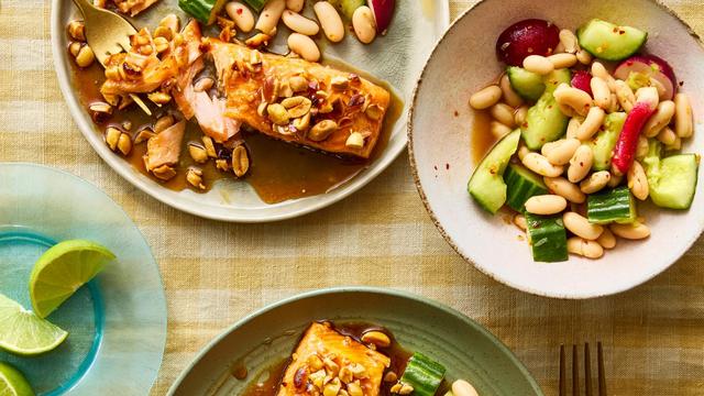 Lachsforelle mit Sojasoße und Erdnüssen: Frisch mit Fisch