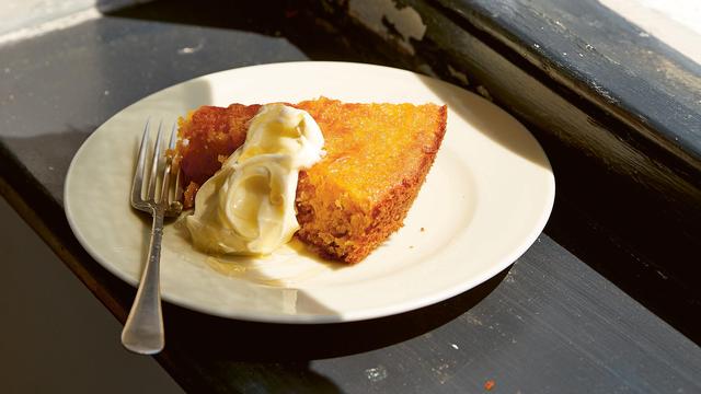 (+) Maiskuchen mit Honig und Nüssen: Frühstücksflocken in Kuchenform