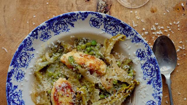 Ricotta-Klößchen mit Buttererbsen und Minze: Wenn Nocken ein Nickerchen machen