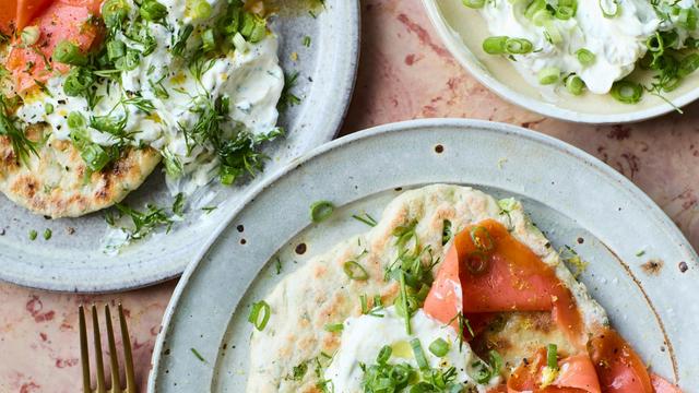 Fladenbrote mit Räucherlachs: Frühlingszwiebel-Fladenbrote aus dem Effeff!