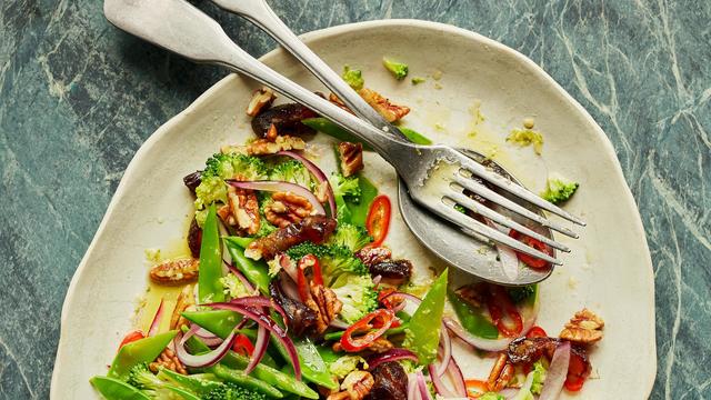 Brokkolisalat mit Datteln: Das steht auf einem anderen Blatt