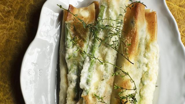Spargel-Feta-Röllchen: Blattwerk für Knusperfans