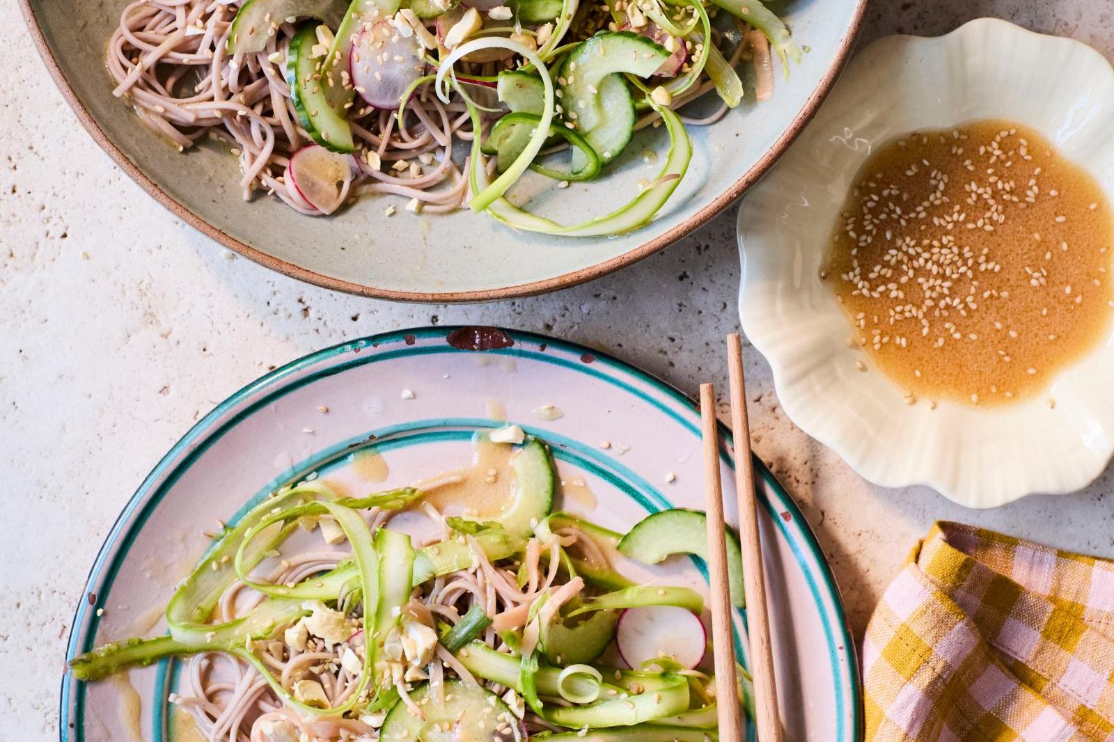 Spargelsalat mit Sobanudeln: Ravinder Bhogals Spargelsalat mit Sobanudeln und Miso-Dressing.