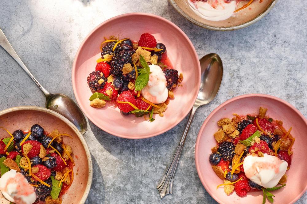 Obstsalat mit Sommerbeeren: Eine beerenstarke Sache | ZEITmagazin