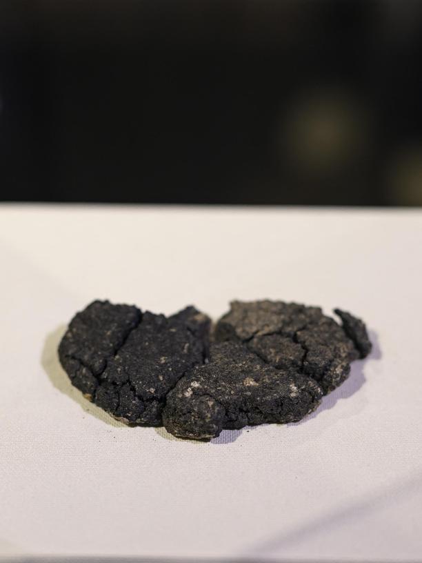 Brot aus der Bronzezeit: Dieses Foto zeigt Kulluoba-Brot, ein 5.000 Jahre altes Brot, das bei einer archäologischen Ausgrabung in der Provinz Eskisehir in der Zentraltürkei gefunden wurde und am 23. Mai 2025 im Archäologiemuseum Eskisehir ETI ausgestellt wird.