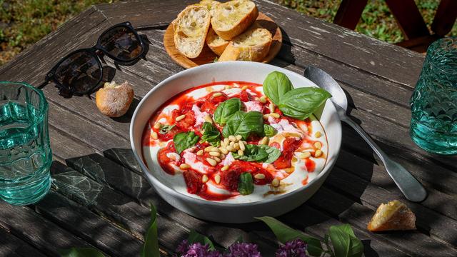Feta-Dip mit Erdbeeren: Macht den Ofen an, es gibt Erdbeeren