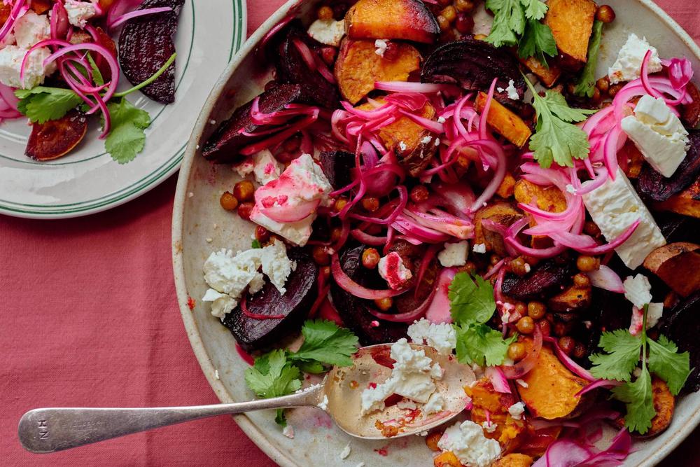 Süßkartoffel und Rote Bete: Rukmini Iyers gewürzte geröstete Süßkartoffeln und Rote Bete mit Kichererbsen und Feta