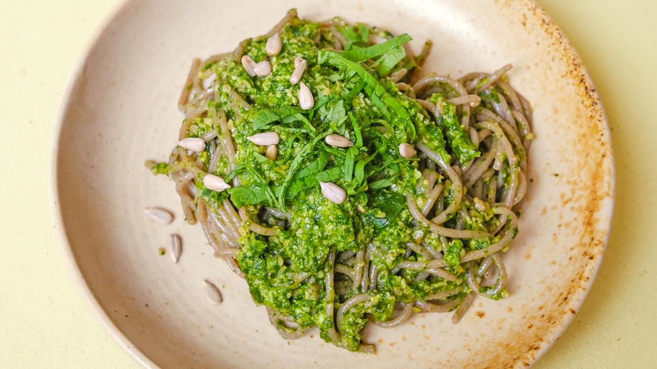 Vollkornpasta mit Radieschenblätterpesto: Ich bin ein Blatt, macht mich ...