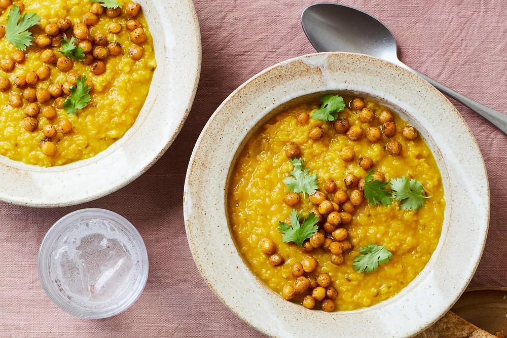 Zitronendal mit knusprigen Kichererbsen: Knusprige Masala-Kichererbsen mit Zitronendal und Pitachips: ein einfaches, kostengünstiges Rezept