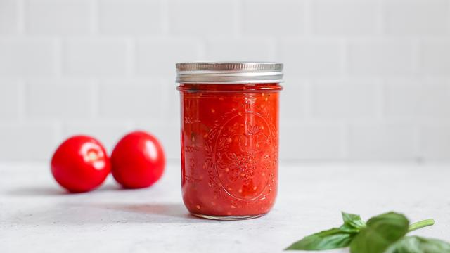 Eingekochte Tomatensoße mit Basilikum: Die Sommerliebe im Regal