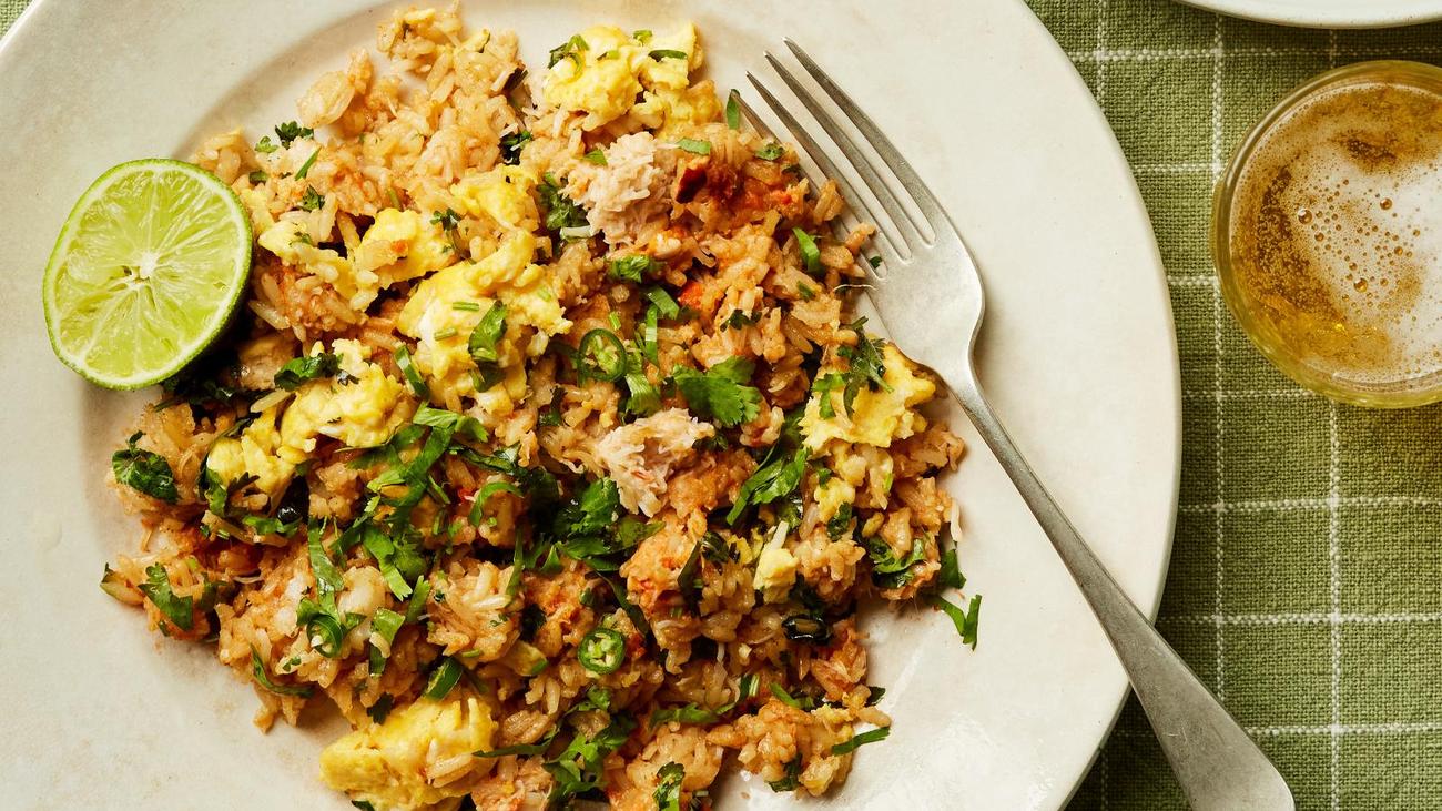 Fried rice with crab and egg: How to make yesterday's rice shine