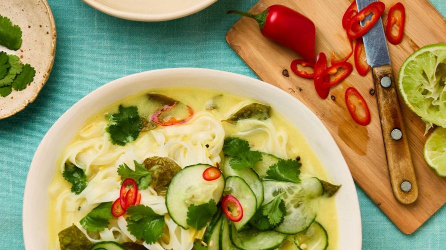 Kalte Kokosjoghurt-Suppe: Ravinder Bhogals duftende kalte Kokos-Joghurt-Suppe mit Reisnudeln und Gurken