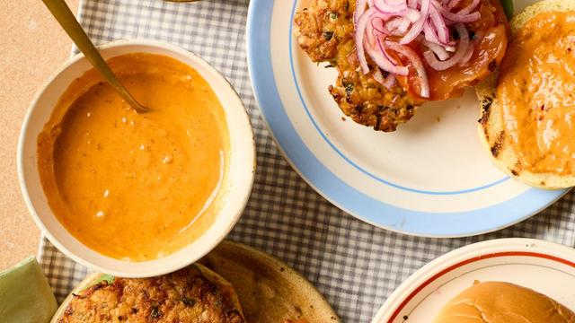 Smashed Chicken Burger: Der Sommer zwischen zwei Brötchen